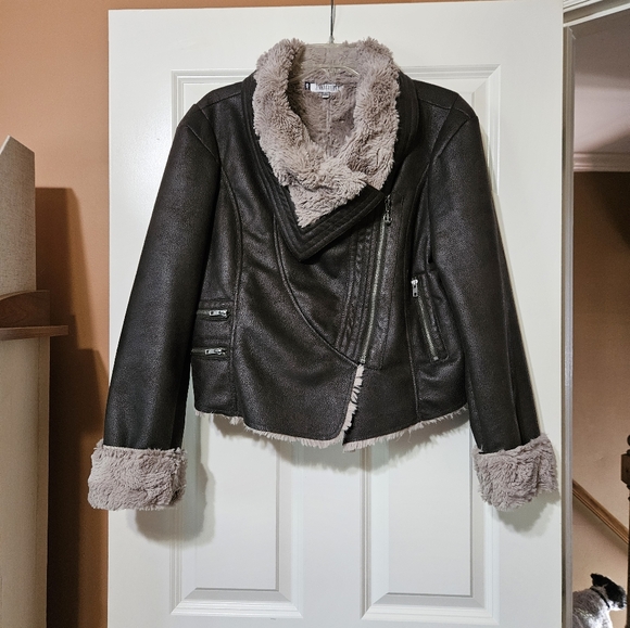 🔥Chocolate brown Faux Suede/Fur Cropped Jacket - Picture 2 of 6